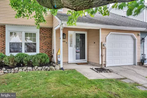 166 Stratton Ln, Mount Laurel, NJ 08054