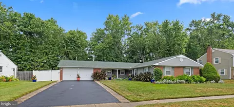 24 E Stokes Rd, Willingboro, NJ 08046