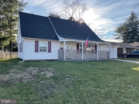 18 Holiday Ln, Willingboro, NJ 08046