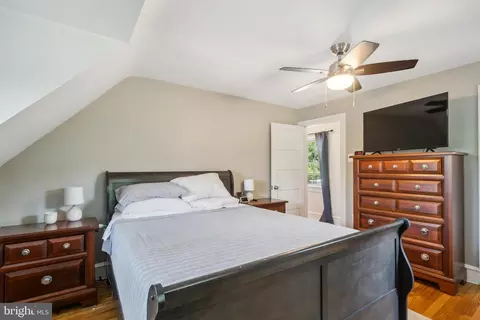Bedroom - 214 E 4th St, Palmyra, NJ 08065 photo 4 of 5