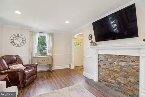 Entry Way - 214 E 4th St, Palmyra, NJ 08065 photo 2 of 5