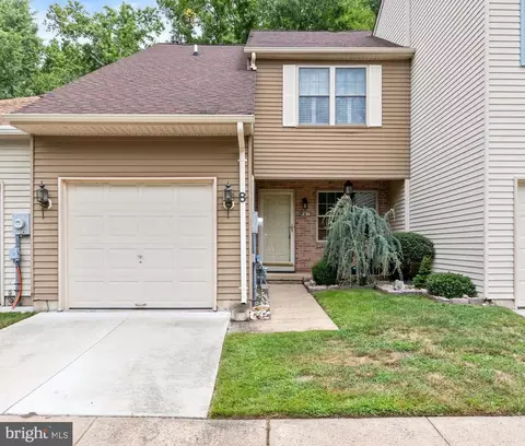 8 Bretshire Ct, Medford, NJ 08055