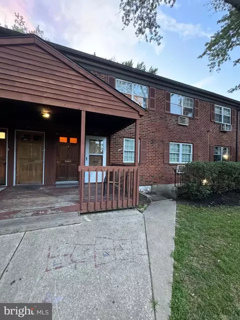 909 Garnet Dr, Burlington, NJ 08016