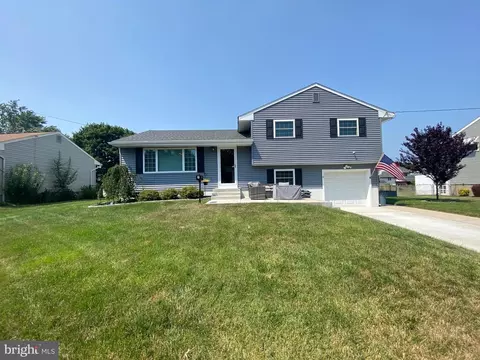 9 Sycamore Dr, Burlington, NJ 08016