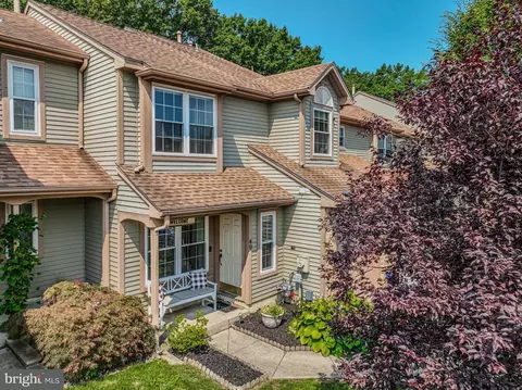 40 Kettlebrook Dr, Mount Laurel, NJ 08054