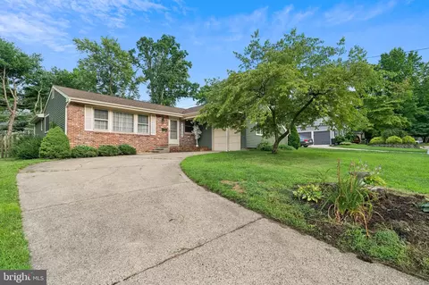 256 Tam Oshanter Rd, Mount Laurel, NJ 08054