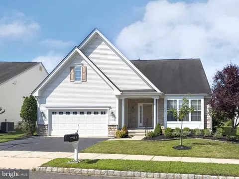 4 Daisy Ct, Marlton, NJ 08053