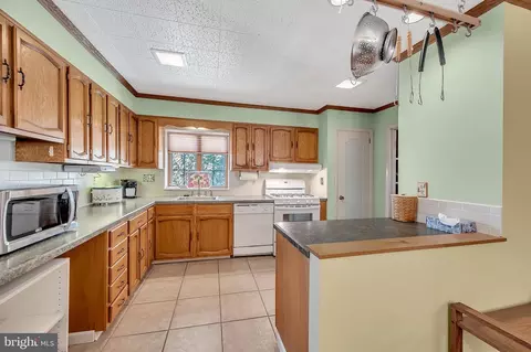 Kitchen - 709 Willow Dr, Cinnaminson, NJ 08077 photo 2 of 3