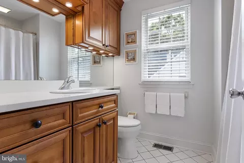 Bath - 10 Hampton Ct, Mount Laurel, NJ 08054 photo 2 of 2