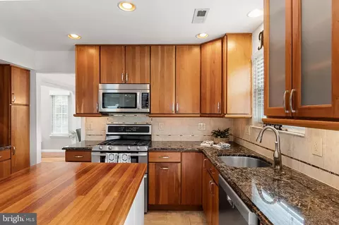 Kitchen - 10 Hampton Ct, Mount Laurel, NJ 08054 photo 2 of 3