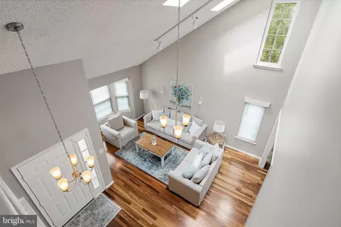 Entry Way - 10 Hampton Ct, Mount Laurel, NJ 08054 photo 2 of 2