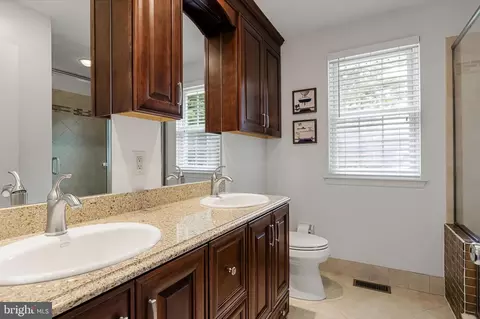 Bath - 10 Hampton Ct, Mount Laurel, NJ 08054 photo 1 of 2