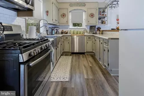 Entry Way - 99 Pine St, Beverly, NJ 08010 photo 5 of 5