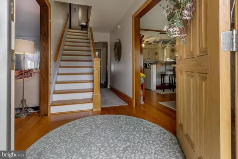 Entry Way - 99 Pine St, Beverly, NJ 08010 photo 2 of 5