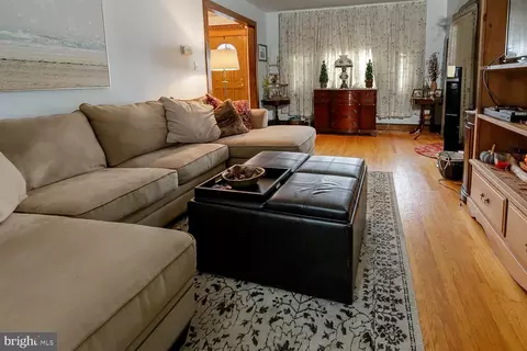 Entry Way - 99 Pine St, Beverly, NJ 08010 photo 4 of 5