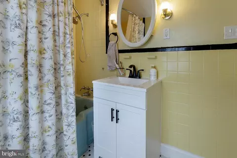 Bath - 99 Pine St, Beverly, NJ 08010 photo 1 of 1