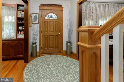 Entry Way - 99 Pine St, Beverly, NJ 08010 photo 3 of 5