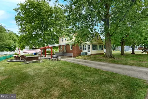 Exterior - 99 Pine St, Beverly, NJ 08010 photo 3 of 6