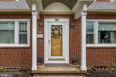 Entry Way - 99 Pine St, Beverly, NJ 08010 photo 1 of 5