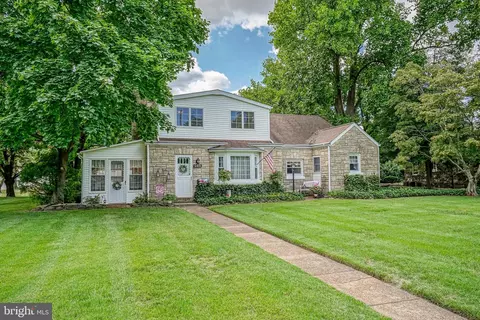 265 Delaware Ave, Roebling, NJ 08554