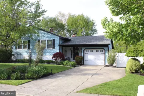 25 Knightswood Dr, Marlton, NJ 08053