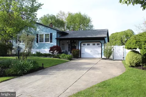 25 Knightswood Dr, Marlton, NJ 08053 photo 2