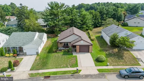 18 New Castle Dr, Southampton, NJ 08088