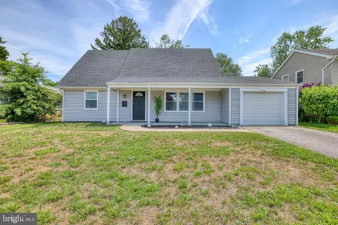 12 Galton Ln, Willingboro, NJ 08046