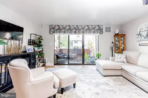 801 Lindsey Ct, Marlton, NJ 08053