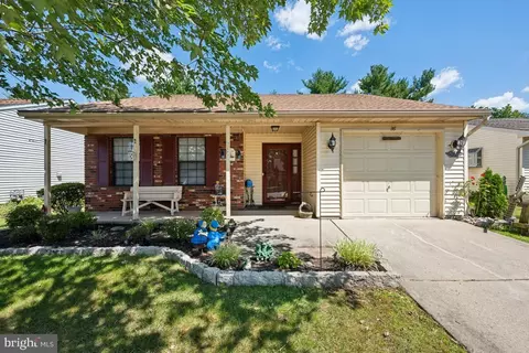 36 Lake View Ter, Columbus, NJ 08022
