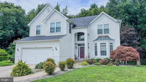 8 Hartsdale Ct, Burlington, NJ 08016