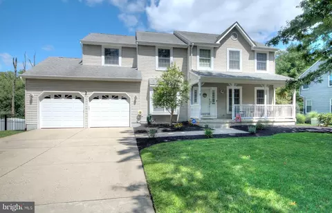 8 Kensington Dr, Mount Holly, NJ 08060