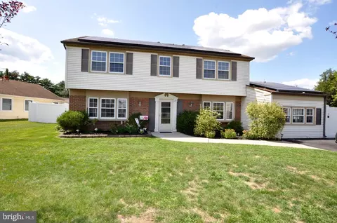 27 Meribrook Cir, Willingboro, NJ 08046
