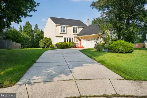 10 Camelia Ln, Mount Laurel, NJ 08054