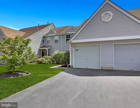 227 Birch Hollow Dr, Bordentown, NJ 08505