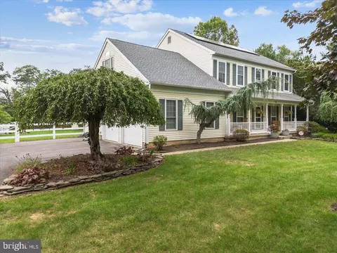 16 Sheffield Dr, Columbus, NJ 08022