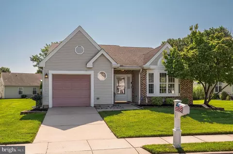 678 Cascade Dr S, Mount Laurel, NJ 08054