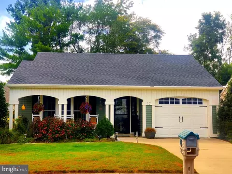 17 Stratford Rd, Southampton, NJ 08088