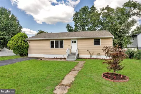208 Shoshoni Trl, Browns Mills, NJ 08015