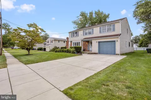 16 Tomahawk Dr, Marlton, NJ 08053