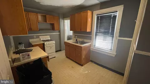 Entry Way - 62 Pine St, Beverly, NJ 08010 photo 2 of 4