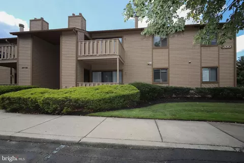 204 Woodhollow Dr, Marlton, NJ 08053