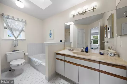 Bath - 290 Warren Dr, Wrightstown, NJ 08562 photo 1 of 2