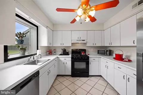 Kitchen - 290 Warren Dr, Wrightstown, NJ 08562 photo 2 of 4