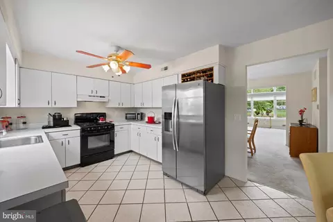 Kitchen - 290 Warren Dr, Wrightstown, NJ 08562 photo 3 of 4