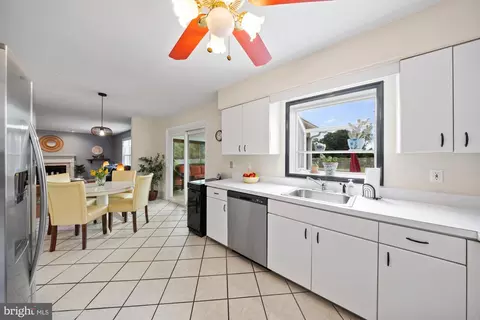 Kitchen - 290 Warren Dr, Wrightstown, NJ 08562 photo 4 of 4