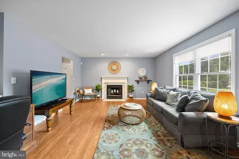 Living - 290 Warren Dr, Wrightstown, NJ 08562 photo 2 of 3