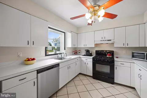 Kitchen - 290 Warren Dr, Wrightstown, NJ 08562 photo 1 of 4