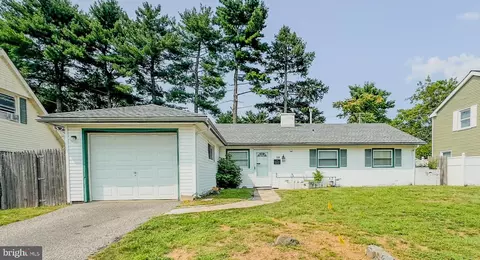 25 Sherwood Ln, Willingboro, NJ 08046