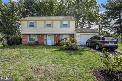 8 Botany Cir, Willingboro, NJ 08046